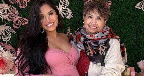 Vanessa Laine Bryant and her mother Sofia Laine pose a picture.